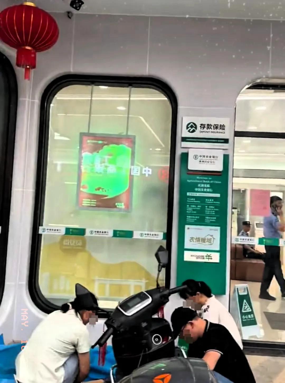 看不下去了！老人银行取钱身亡事件，最终还是用钱来摆平了，银行向家属支付10万元