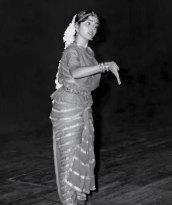 印度首富老婆：600个仆人伺候，每块宝石都有手掌大，鞋只穿一次 一个月薪才