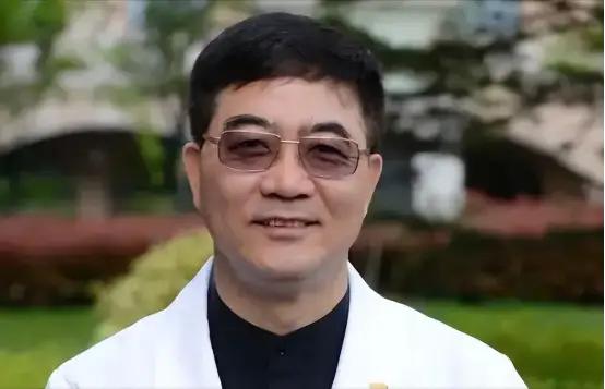 上海中山医院的手术台上，主刀医生是国内顶尖心内科专家葛均波，在为一位19岁的少女