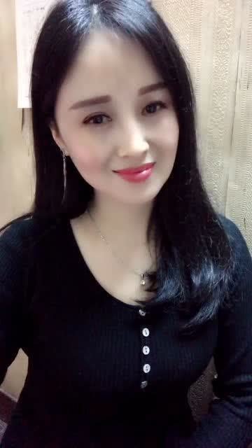 笑话：小王坐公交车，旁边的一位妈妈在喂孩子吃奶，小孩子不吃大哭，于是妈妈就指着小