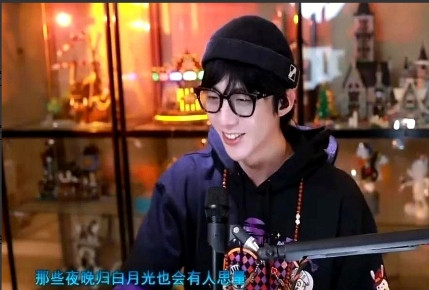 刘宇宁之前直播时说过，有些公司挺没品的。比如一部剧其实男主已经定了，但是他们