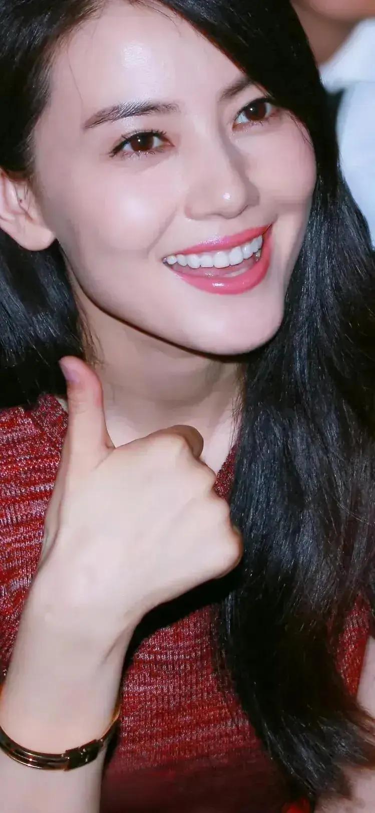秦岚和高圆圆都很漂亮。她们都是东方淡颜大美女，但美得风格完全不一样。秦岚