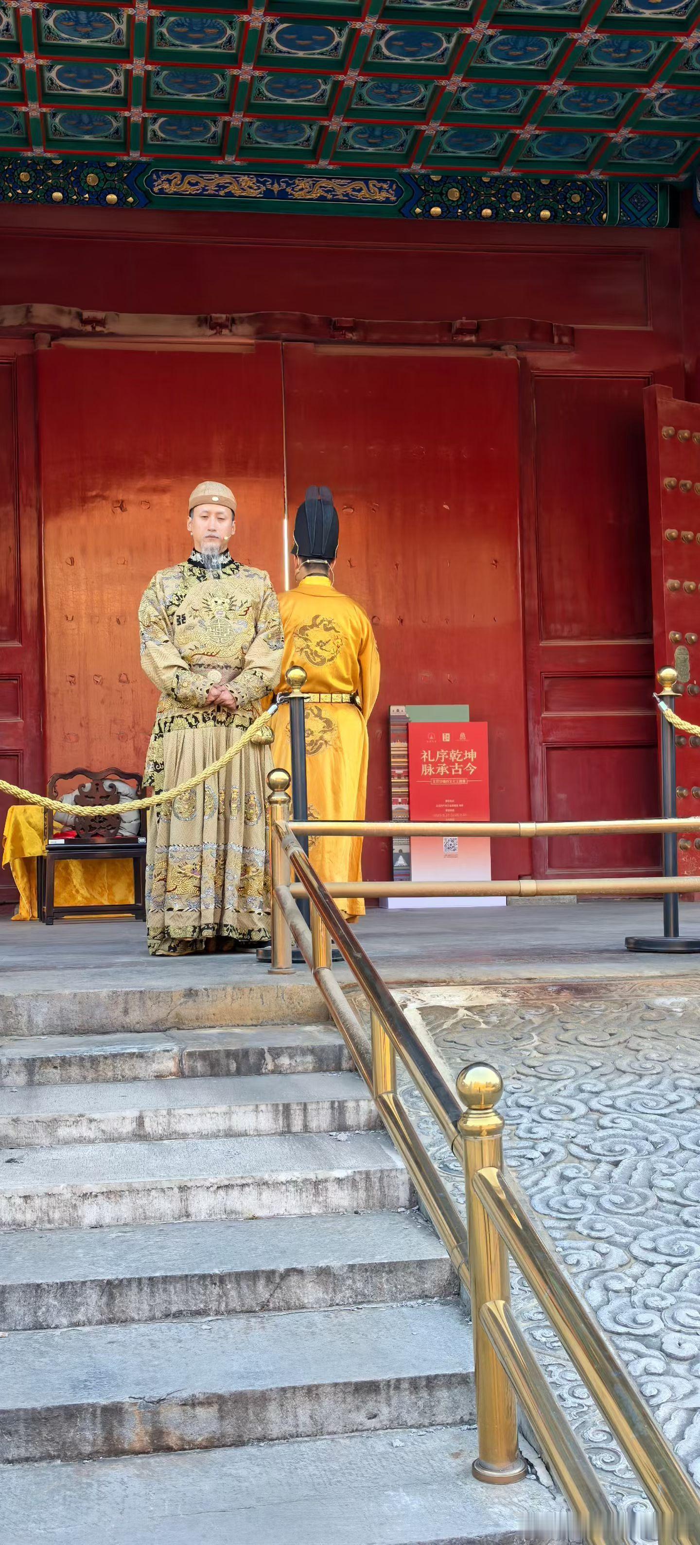 今儿阳光也太给力了☀️白塔寺直接变身“金塔”，拍照巨出片！顺路逛了历代帝王庙，