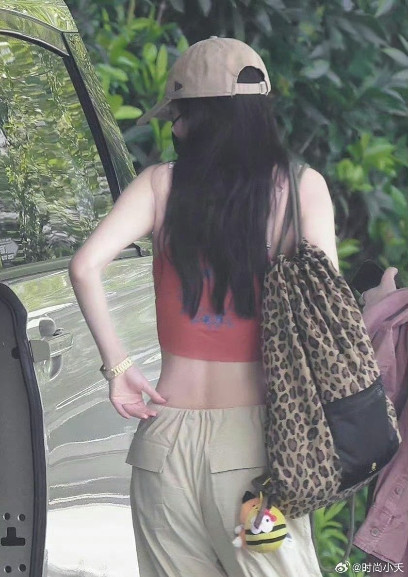 杨幂全副武装，她的粉丝怎么认出来的。难道是因为大幂幂？