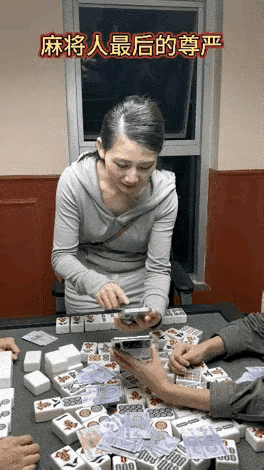 这下好了，输得内裤都没有了[打脸]