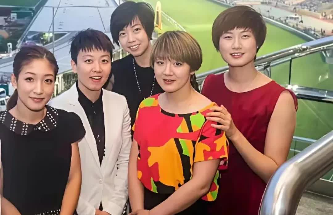 多年前陈梦和国乒几个女乒球员访港，那时陈梦才二十出头吧，染了黄头发，穿着色彩鲜艳