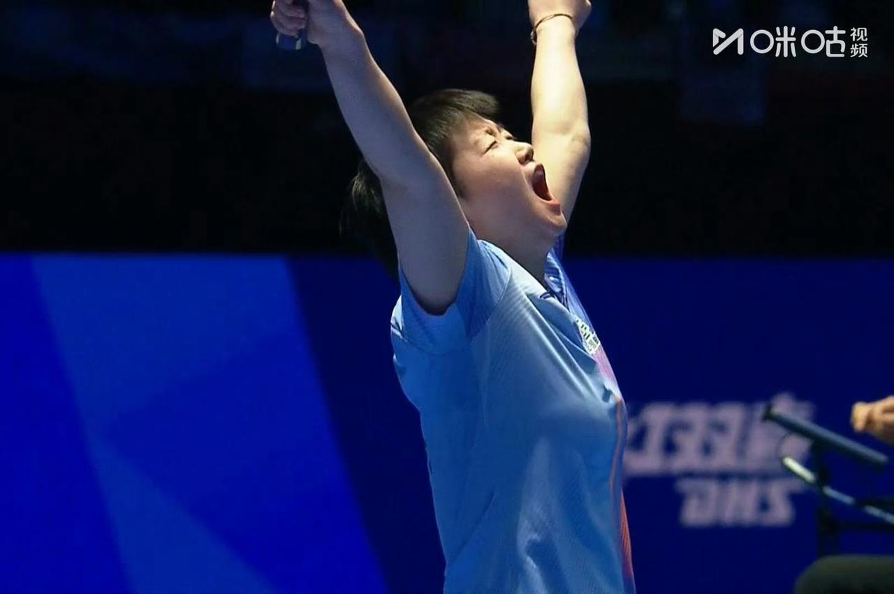 看看孙颖莎获胜后的这个庆祝动作：高举双手，仰天长啸，尽情释放。由此可见，孙颖