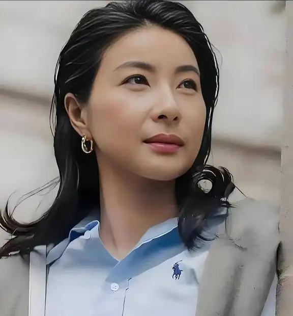 香港算命大师曾直言：不敢给郭晶晶看相，她打破了相书定律”，有人说她小耳垂无贵人相