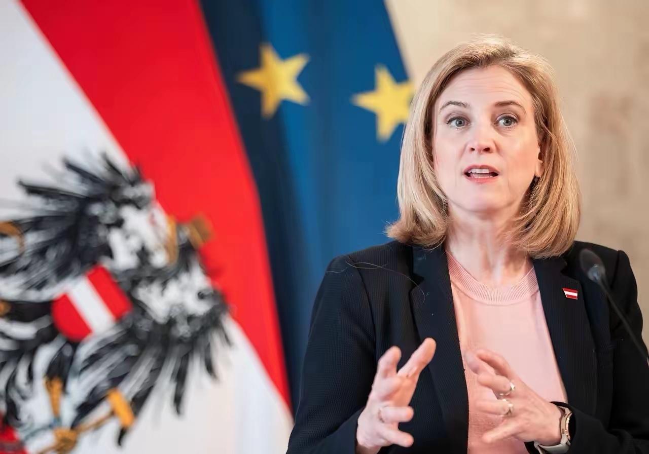 奥地利外长贝亚特.迈因尔.赖辛格今天（11月19日）接受《世界报》采访时表示：“