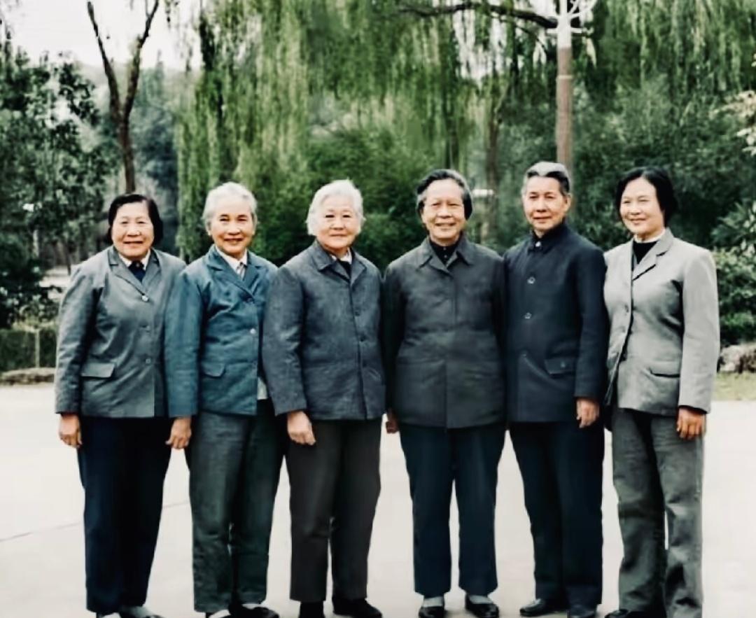 曾志与其她五位走完长征的老红军，巾帼不让须眉，个个都是了不起的女性。1984