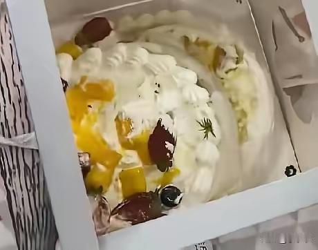 近日，黑龙江一外卖小哥在配送蛋糕途中，蛋糕移位变形，外卖小哥打算照价赔偿，母亲得