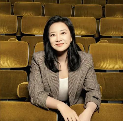 贾玲耗资2亿自导自演新片《转念花开》，聚焦反传销这一敏感且现实的社会题材。张译、