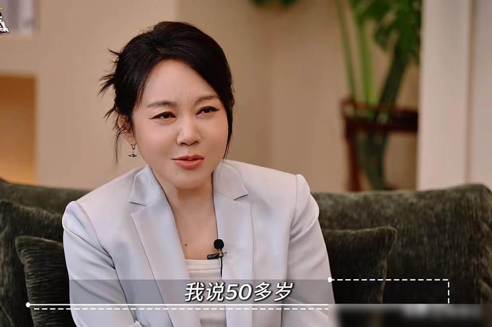 李静给闫妮介绍对象，她张嘴就是一句：五十多，太老了吧。李静当场愣住，提醒她，你自己不也五十多了。闫妮