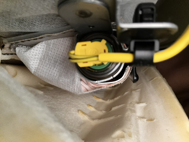 座椅侧气囊这个怎么弄出来啊有谁知道这个怎么把出来吗