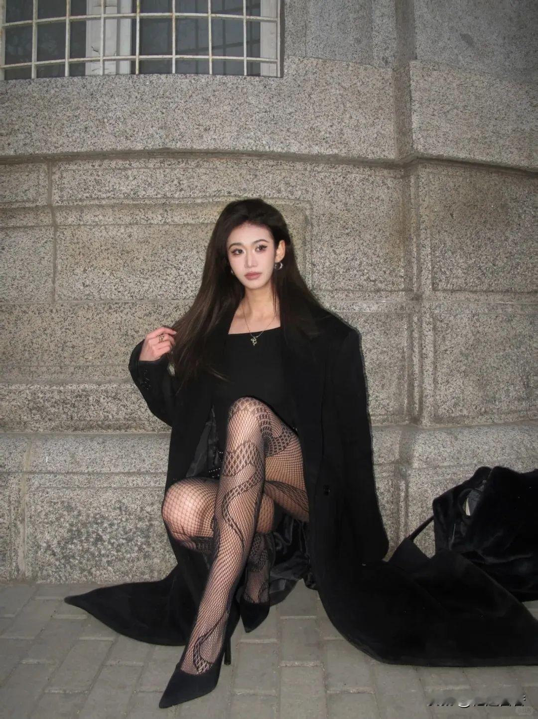 黑色风衣搭配这样的丝袜，陪你吃顿饭你愿意吗？