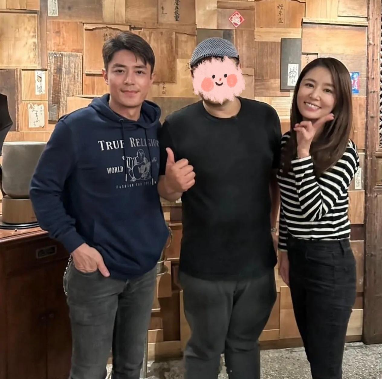 霍建华林心如餐厅吃饭被偶遇霍建华林心如与网友合照两口子的状态真好啊！