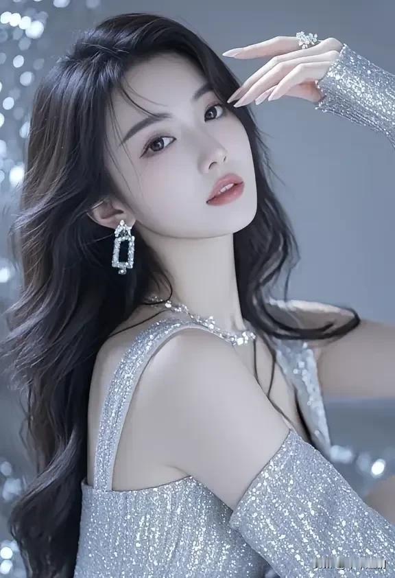 银裙闪烁如星落，珠宝点缀似月辉，她在光影里漾起卷发，每一寸闪光都在诉说着属于舞台