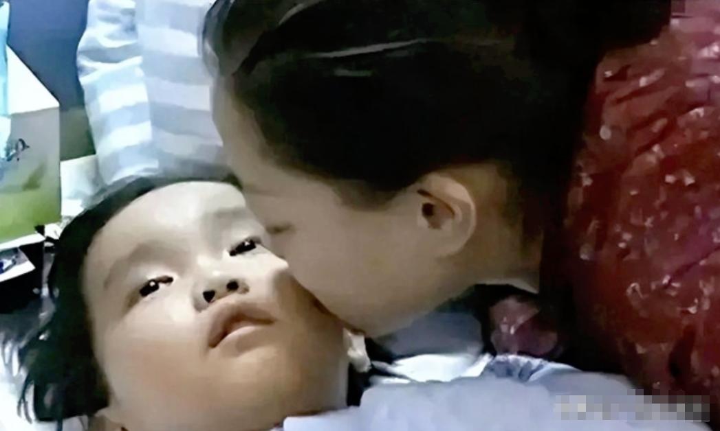 2014年，湖北周女士移植了自己7岁儿子的肾，最终重获新生，而她的儿子却离开了人