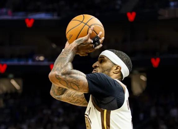 还不如300万的小佩顿！根据数据统计，本赛季格林场均8.4分5.5篮板5.5助