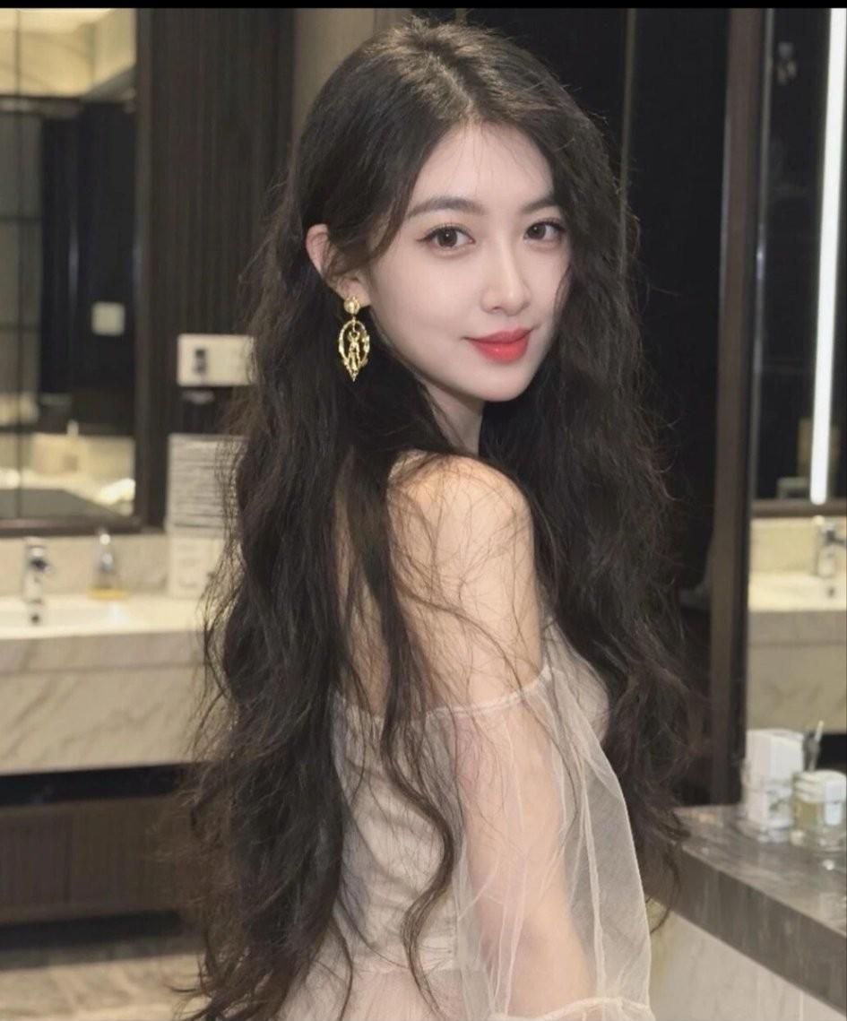 优雅气质，温柔似水，一抹红唇，惊艳时光。晒图笔记大赛红唇美人照有哪些女生日常