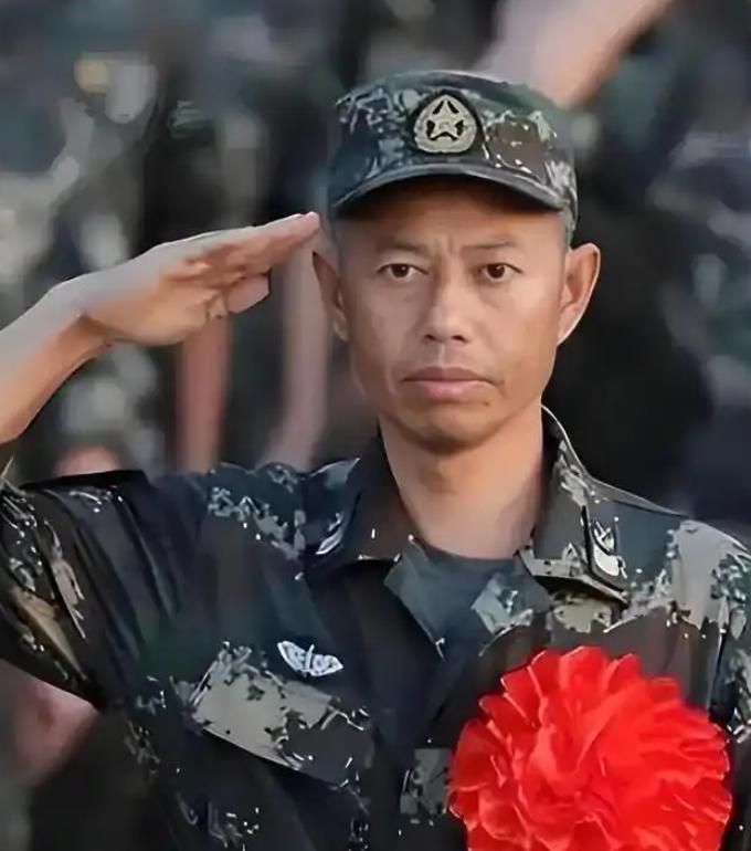 导弹兵王王忠心，1999年起两次退伍后又被召回，妻子笑他说：“只长胡子，不涨职位