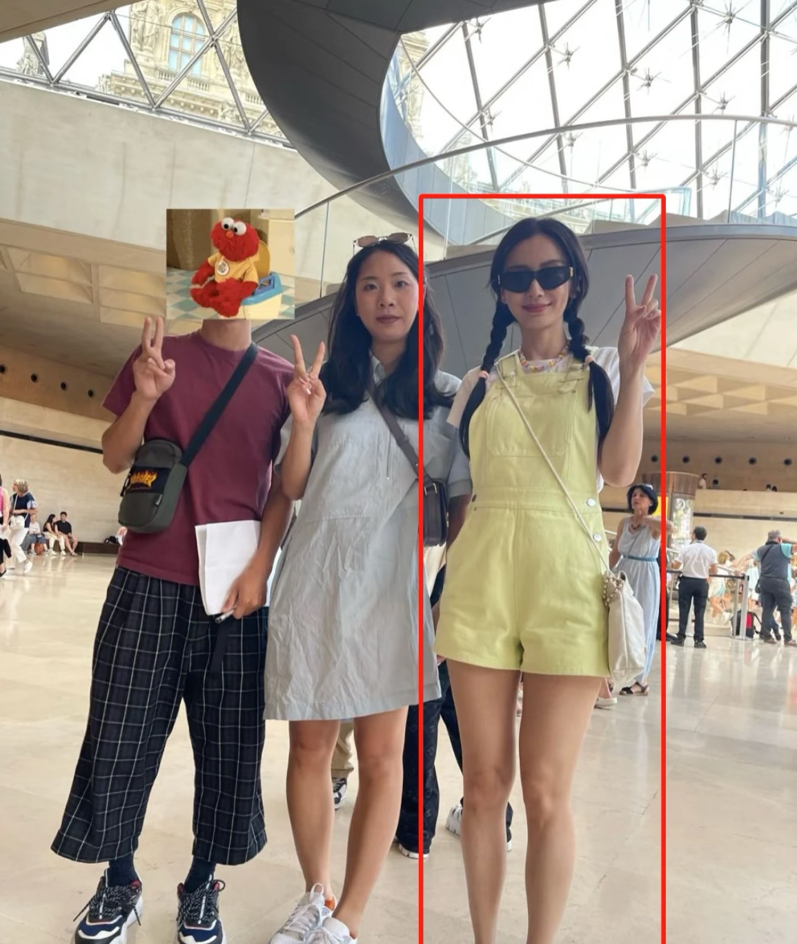 不是，baby和路人合照这脸！！太美了