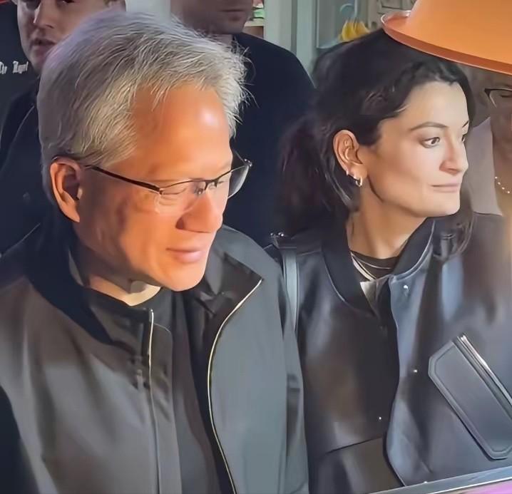 黄仁勋啥都有了，钱花不完，老婆也贤惠。可有一件事他还拿不准：儿子36岁，女儿34