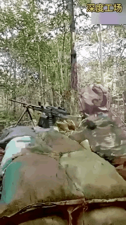 柬埔寨火力太猛了，打得一屋子泰国士兵都不敢抬头反击，只能满地爬！柬埔寨机枪手都是