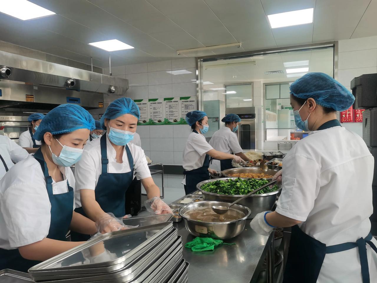 学校一个副校长刚退下来就被打脸了，连老婆那份工作都保不住，你说丢不丢人？他老婆原