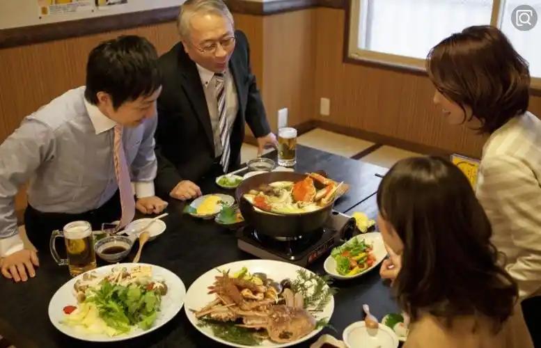 为什么日本人吃饭只吃八分饱，却成了全球最长寿的国家？ 人们或许会思考，吃得少