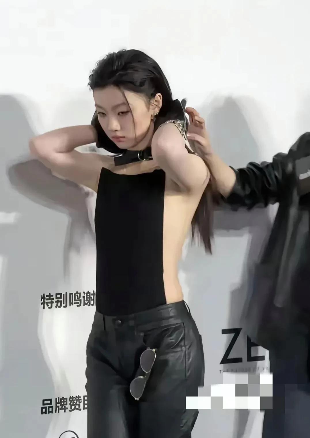 单依纯，为何在女神路上越走越远？这套穿搭看着确实令人费解，明明胸小不性感非要穿