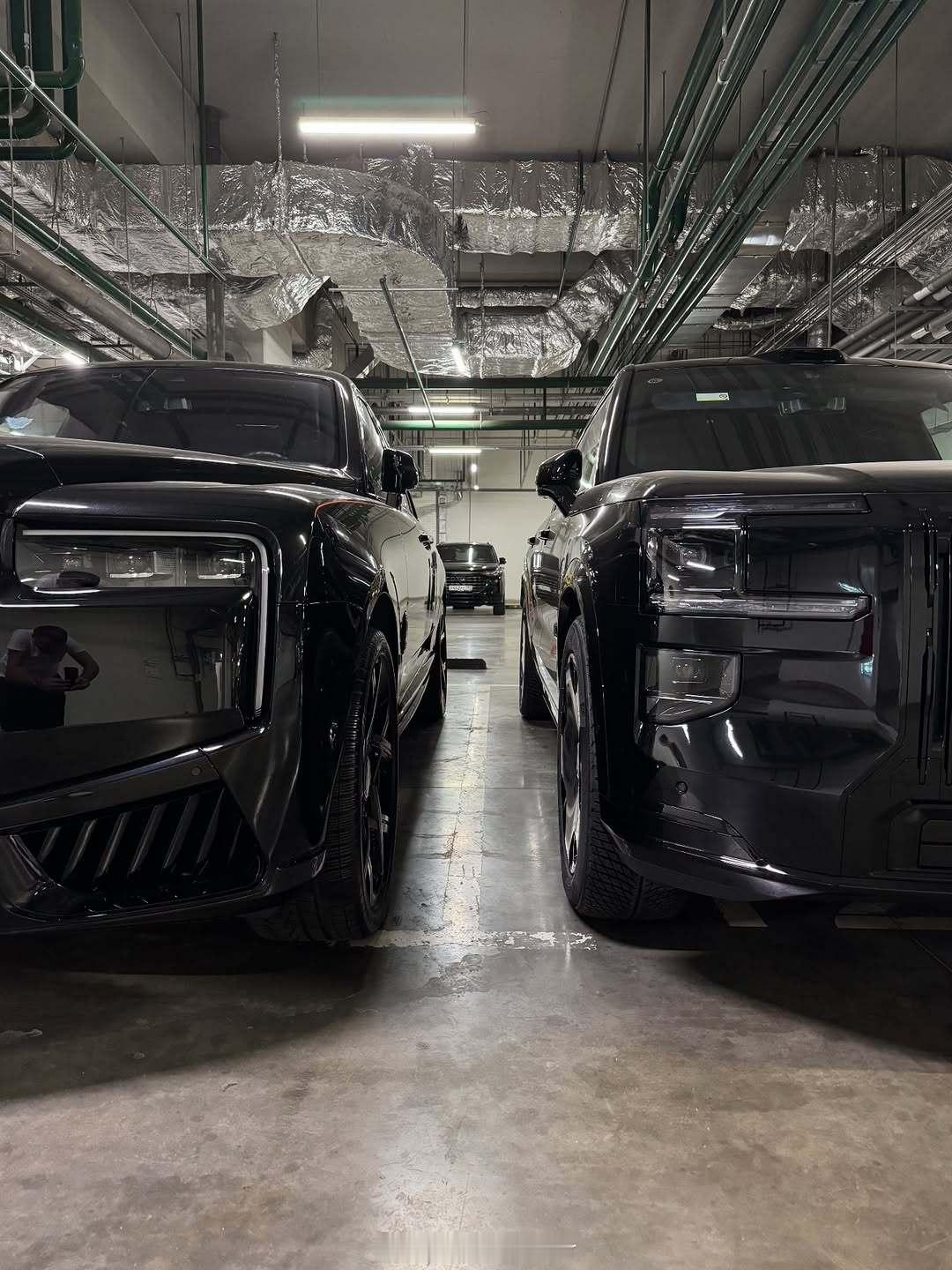 黑色巨型SUV🖤🖤🖤极氪9X曜黑版or🖤🖤🖤劳斯莱斯库里南哪个更霸