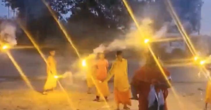印度人跳舞庆祝印军打击巴基斯坦，对战机被击落只字不提印度对巴基斯坦发起了军事行