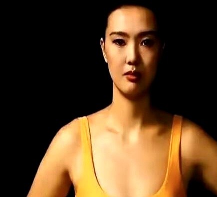 男篮大部队前脚刚走，落选的贺希宁后脚就攥着一张女排半决赛的门票，孤零零坐上了观众席。有人撇嘴，说这是
