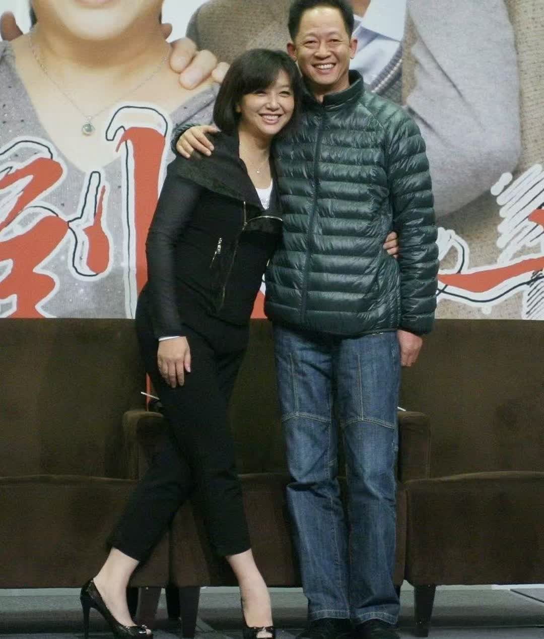 有次江珊去探望王志文，正巧他富婆老婆出差不在家，江珊便借他家浴室冲了个澡。洗完澡