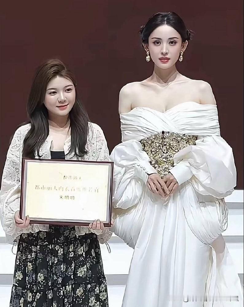 左边这位已经很漂亮了，但是右边这位是谁，有认识的吗？