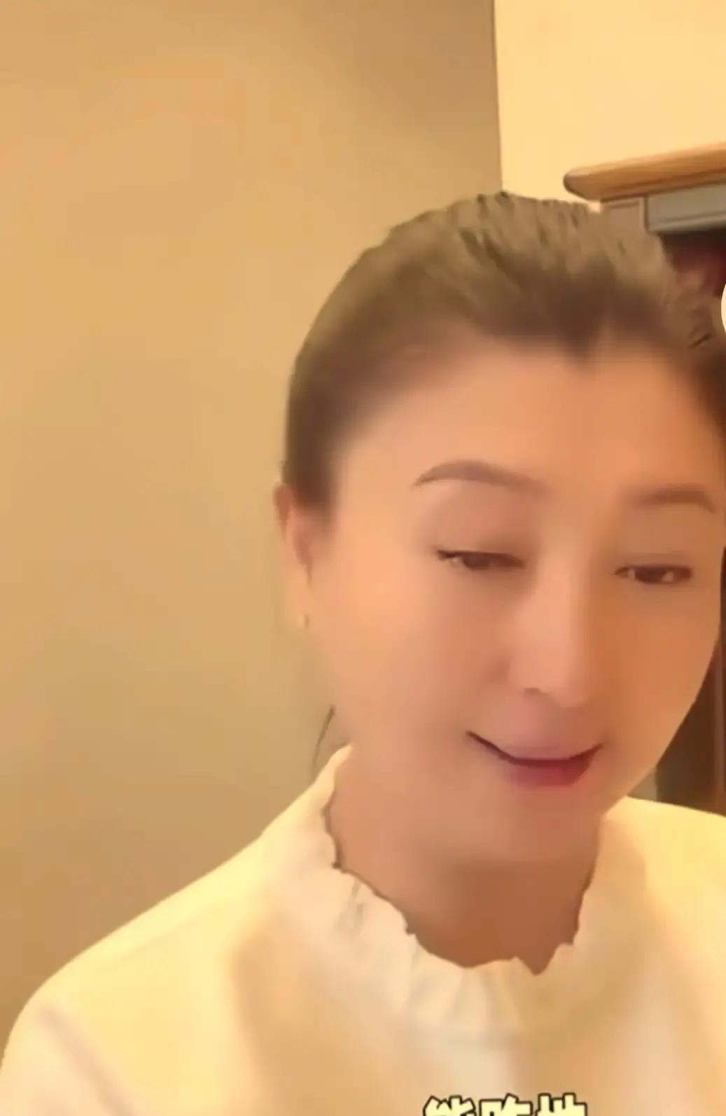 闫学晶直播翻车，一句话没说清，农产品被误读，网友直接骂“忘本”。有人冲她军