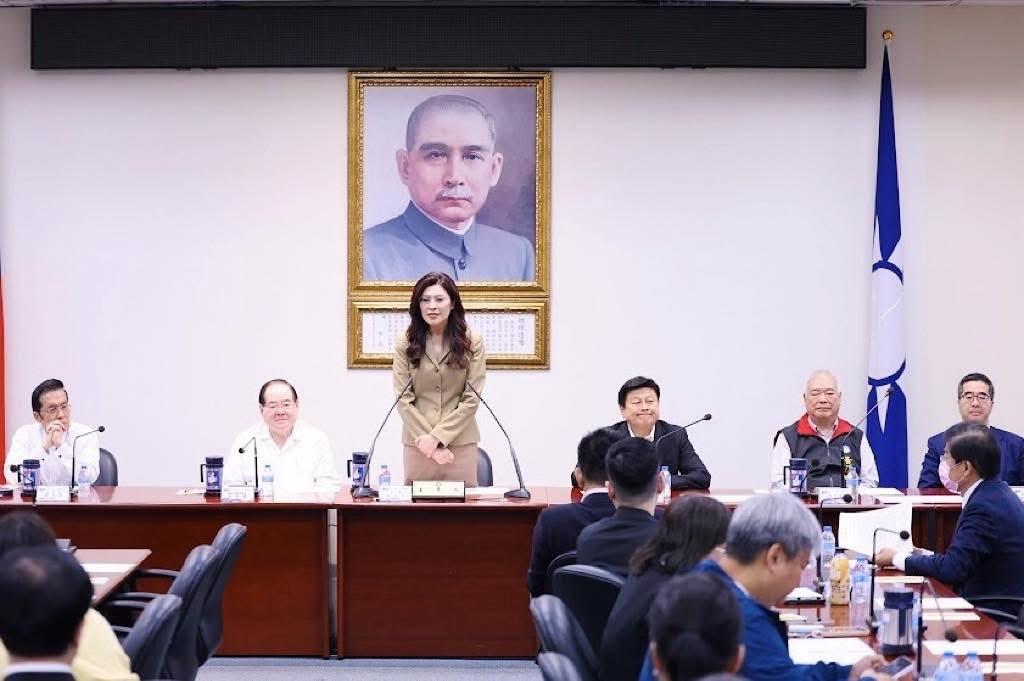 国民党主席郑丽文今（25日）在脸书发文表示，今天，我感触特别深。我看了两篇脸书，