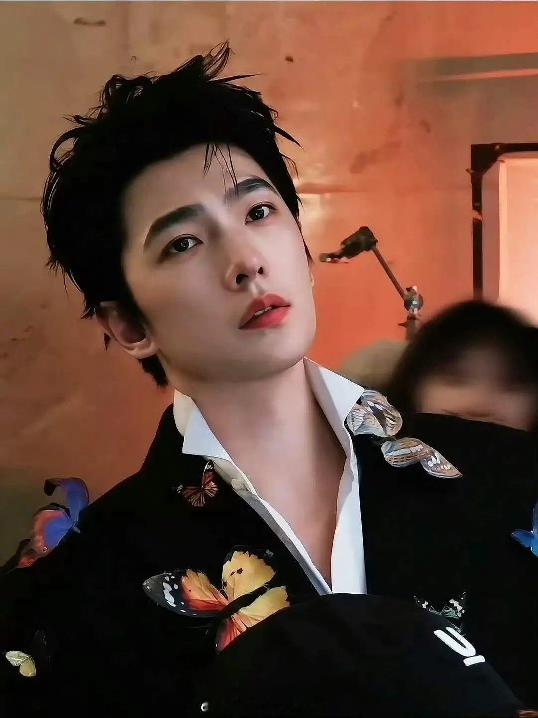 没想到杨洋也走起浓妆风，颜值气场直接拉满