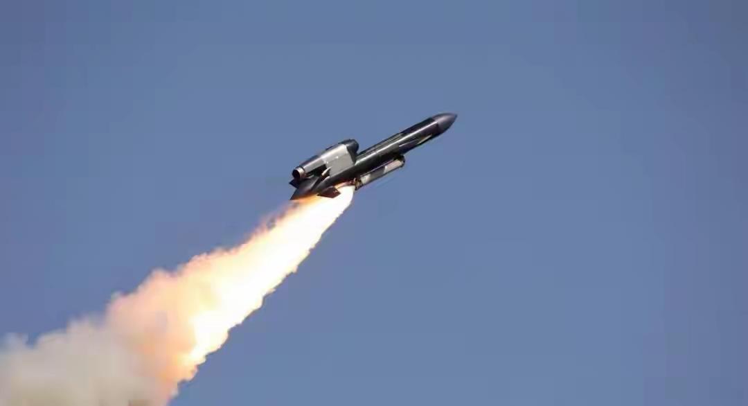 “以小博大”的打法。简单来说，乌军靠廉价无人机蜂群饱和攻击，虽然大部分被俄军