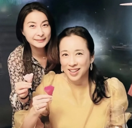 有一次，记者问霍启刚：“你觉得太太漂亮，还是妈妈漂亮？”霍启刚愣了一下，撒娇似的