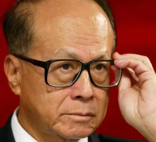 97岁的李嘉诚还在商界“在线营业”，但最近的画风一点都不岁月静好，巴拿马那边港口