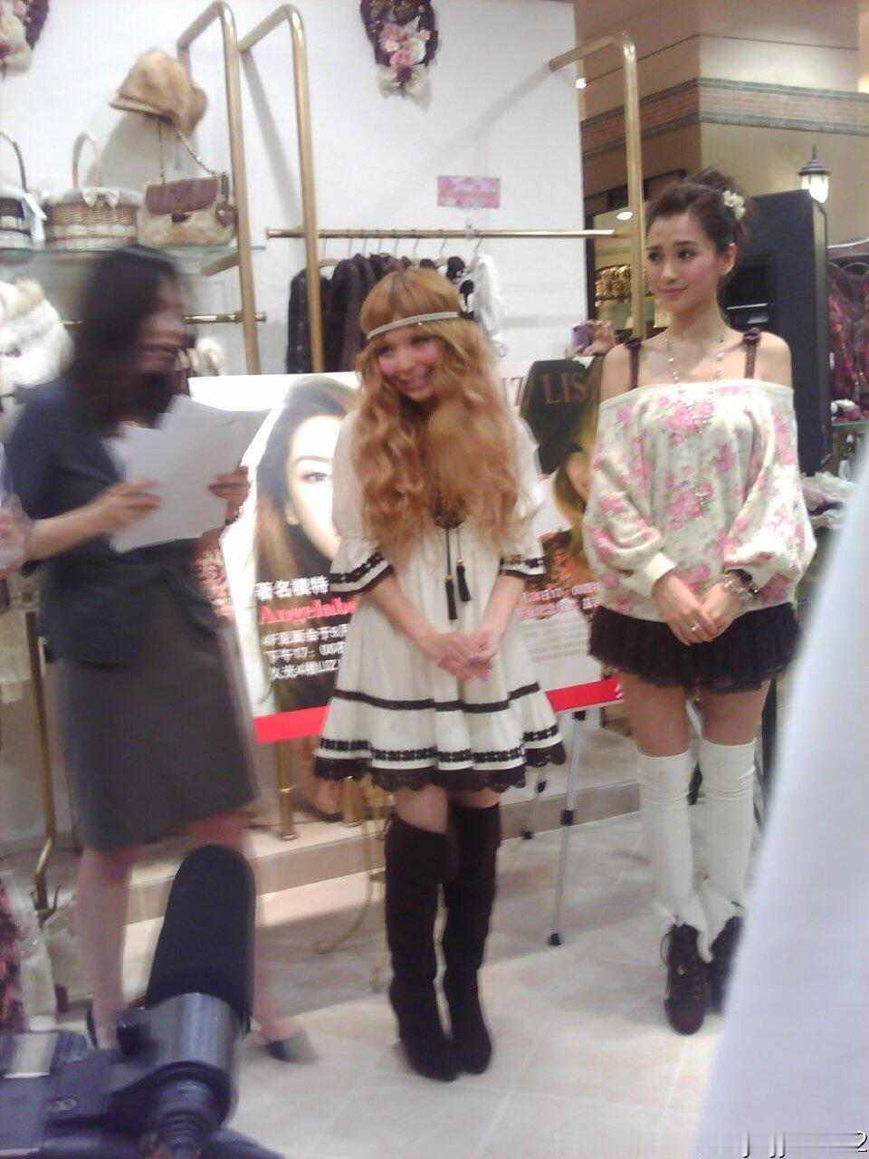 2010年9月24日Angelababy出席上海久光百货LIZLISA品牌活