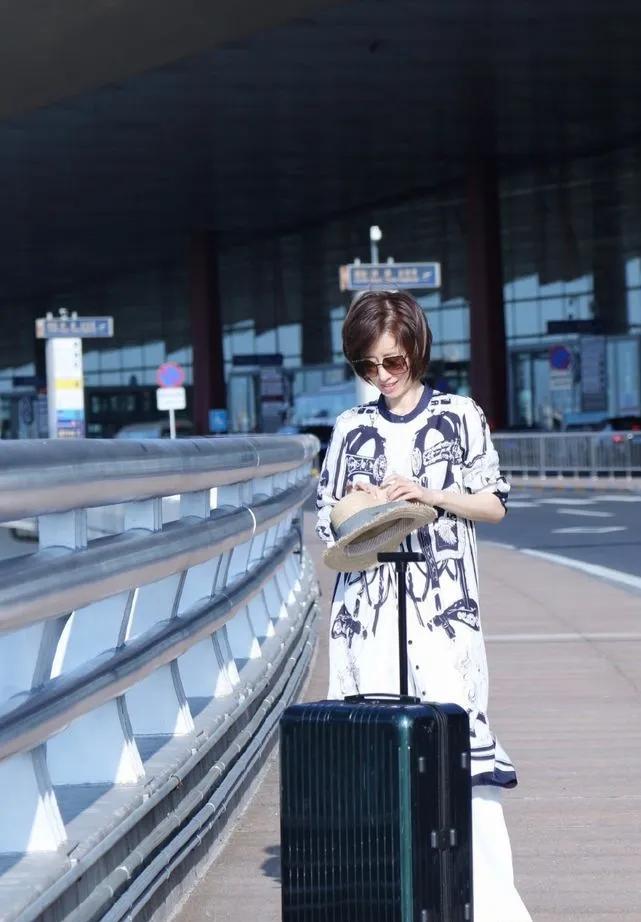 刘敏涛短发也太洋气了吧！蓝白印花长款衬衫+白阔腿裤松弛又时髦，显瘦又显高一