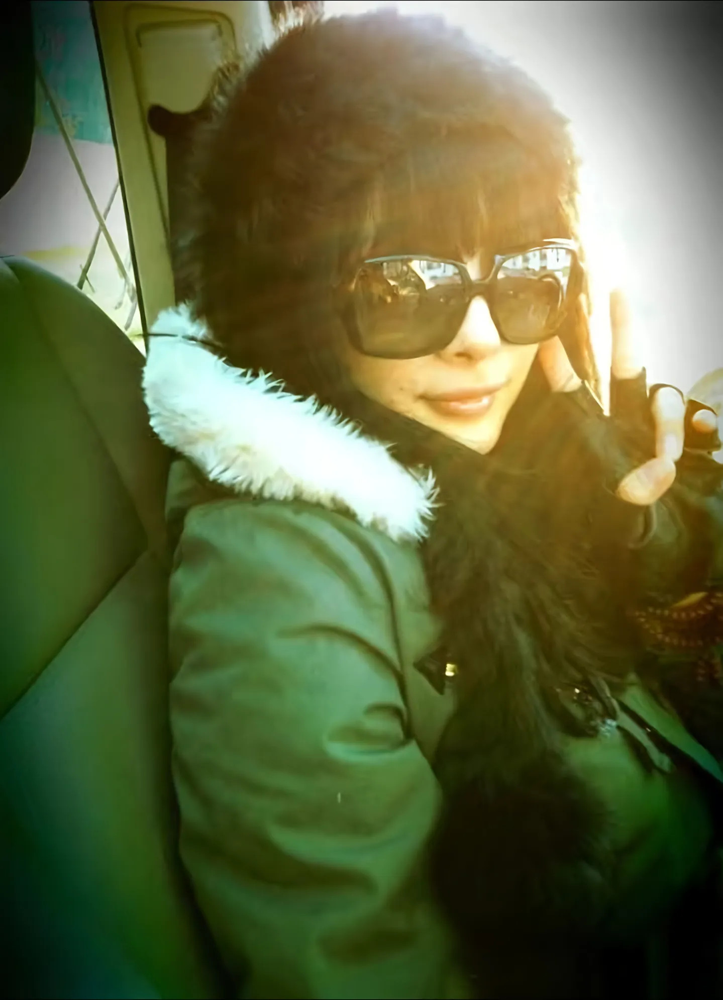 杨幂考古～早期的小幂很喜欢戴这种大黑框的眼镜！一直很时髦～