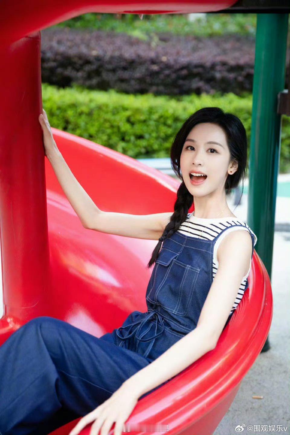 陈都灵滑梯随拍陈都灵又去玩滑梯了可爱小女孩，滑梯随拍