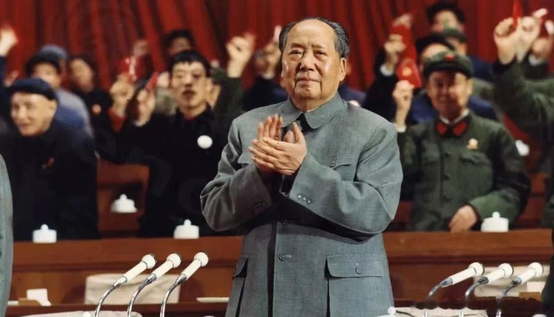 【毛主席的腰杆子为什么这么硬？说到点子上了！】今日国人缅怀毛主席，并非留恋过往