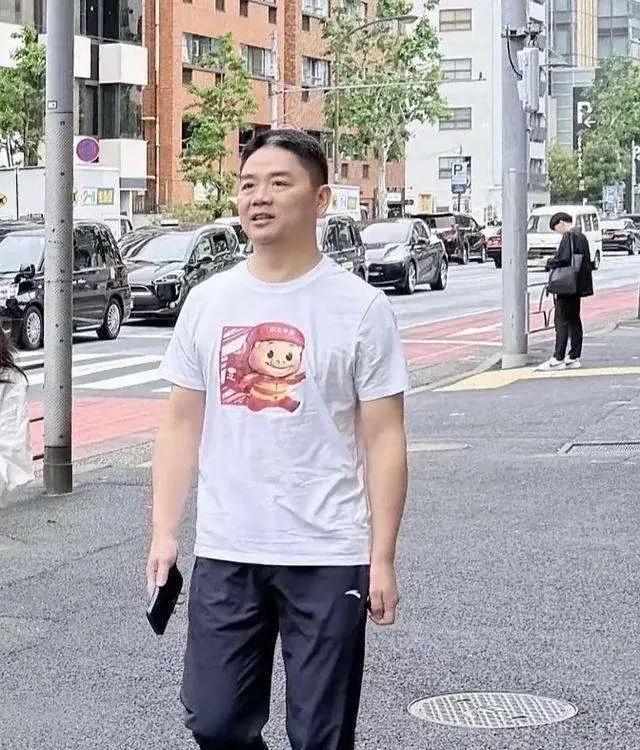 刘强东真低调这么有钱穿安踏裤子，支持国产