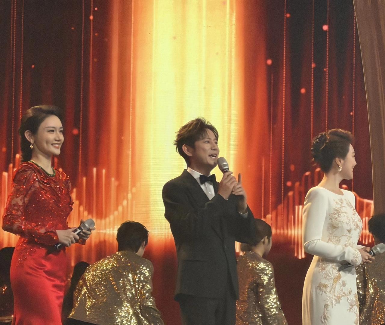 何炅的松弛，是顶级系统的胜利。还在迷信个人英雄主义？看看央视金声奖晚会。何