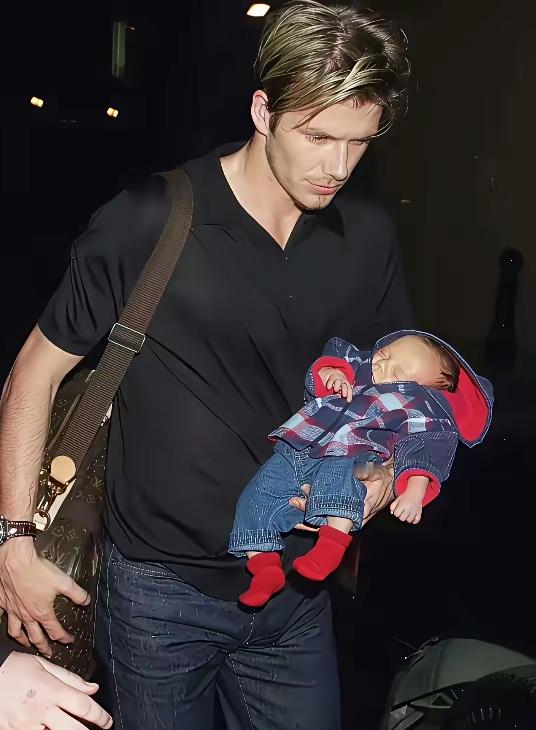 多么年轻帅气的贝克汉姆，是多少女性的梦中情人，他手上的宝贝儿就是他的长子布鲁克林